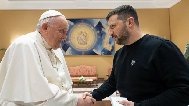 Francisco recibió a Zelenski en el Vaticano y le comunicó su "oración constante" por la paz en Ucrania