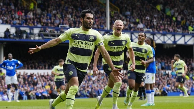 Manchester City golea al Everton y quedó cerca del título tras la derrota de Arsenal