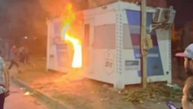 Rafael Castillo: tras el crimen de una chica de 25 años, vecinos incendiaron una garita policial