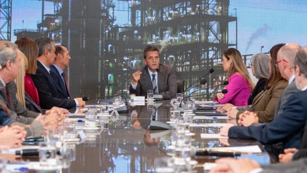 ​Massa participó en la firma de un convenio para acondicionar la Planta Industrial de Agua Pesada