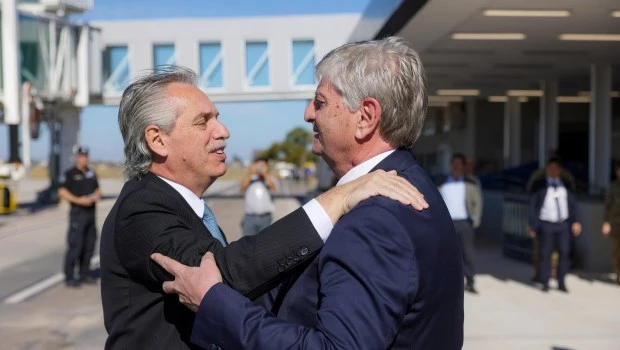 El Presidente calificó a Milei como un "energúmeno" y aseguró que el oficialismo no "está muerto"