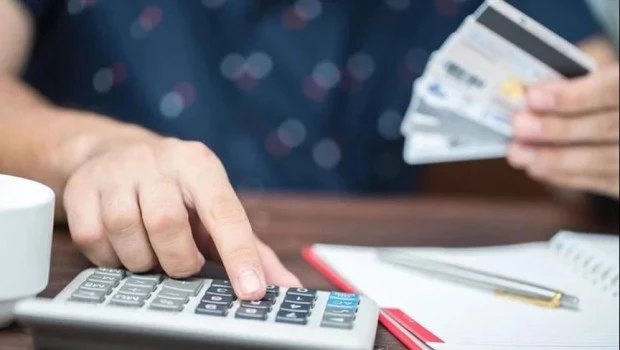 El Banco Central redujo dos puntos la tasa de interés para tarjetas de crédito