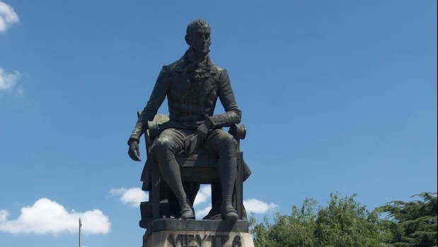 El monumento que recuerda a Juan Hipólito Vieytes, uno de los integrantes de la Asamblea. La obra, que se encuentra en el barrio de Barracas, pertenece al escultor José Llaneces y fue inaugurado el día 8 de julio del año 1910.