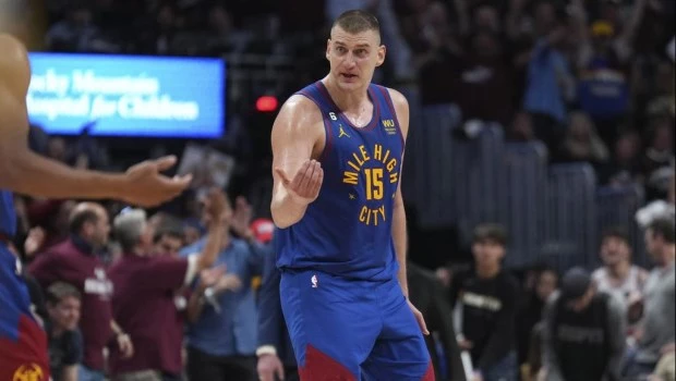 Con un triple doble, Jokic lidera a los Nuggets a vencer a los Lakers en el primer partido de la final del Oeste