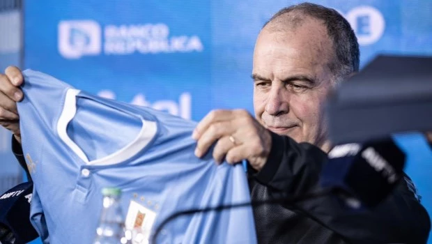 "No tuvieron que convencerme", dijo Bielsa al ser presentado como Seleccionador de Uruguay