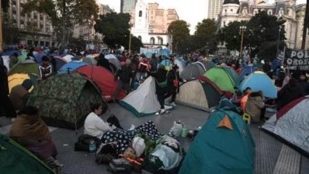 Tolosa Paz se puso firme contra los piqueteros: "Con los chicos en el acampe, no"