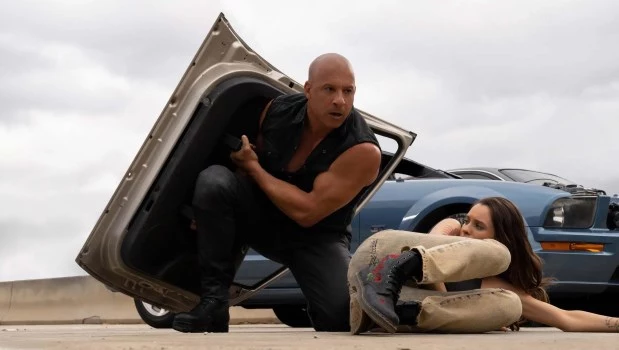 Dominic Toretto desafía nuevamente las leyes de la física en `Rápidos y furiosos X'.­