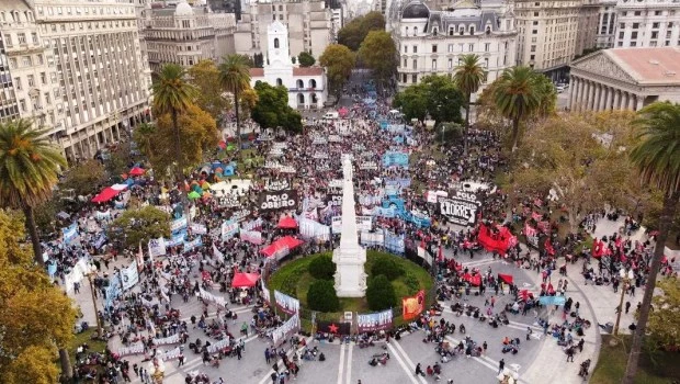Grupos piqueteros de todo el país acampan en Plaza de Mayo