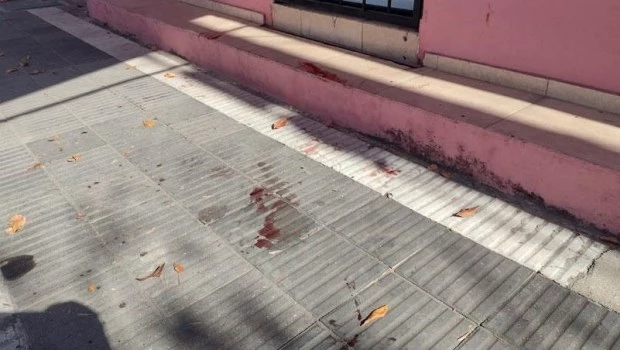 En la vereda quedaron rastros de sangre de la agresión.