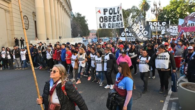 Organizaciones y movimientos sociales marcharon masivamente hacia el Ministerio de Desarrollo Social