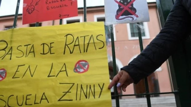 La comunidad de la Escuela Zinny hizo un abrazo el establecimiento para pedir "basta de ratas"