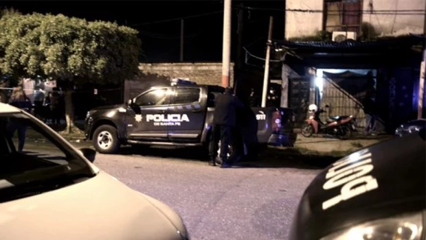 Asesinan a balazos a un hombre en su casa del Gran Rosario y hieren a su hijastro de 14 años