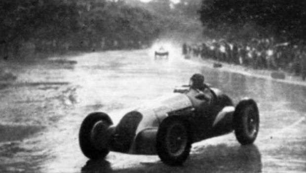 Bajo la lluvia, Oscar Gálvez avanza hacia la victoria en Palermo.