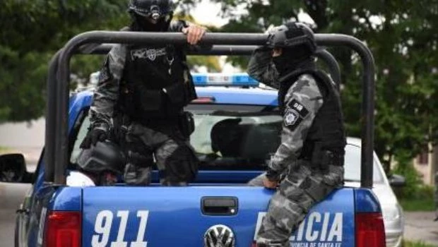 Acribillan a balazos en el cráneo a un joven cuando esperaba un remís en el Gran Rosario
