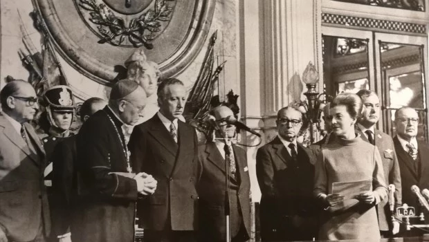 Monseñor Adolfo Tortolo (a la izquierda) asiste a un anuncio oficial en agosto de 1975 junto al presidente del Senado, Italo Luder, y a la presidenta María Estela Martínez de Perón.
