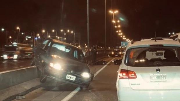 Fuerte choque entre un camión, un auto y una moto sobre la autopista Panamericana