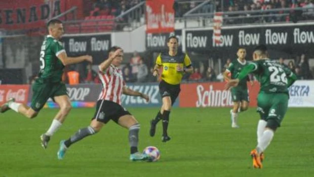 Estudiantes derrota a Banfield y asciende al tercer puesto de la Liga