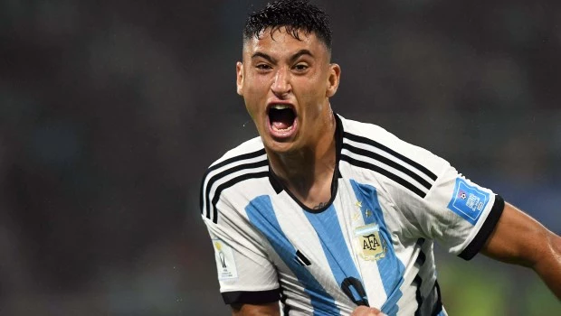 Argentina sufrió en el debut pero le ganó a Uzbekistán