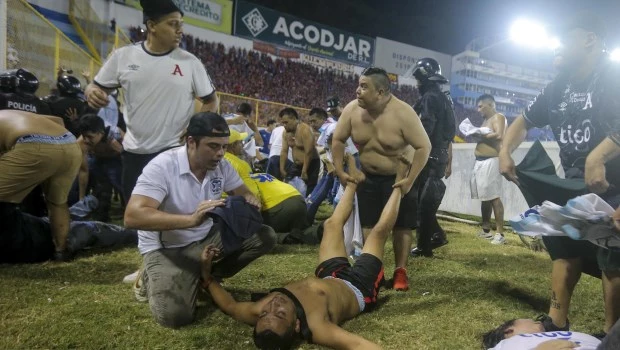 Al menos 12 muertos en El Salvador tras una estampida en un estadio de fútbol