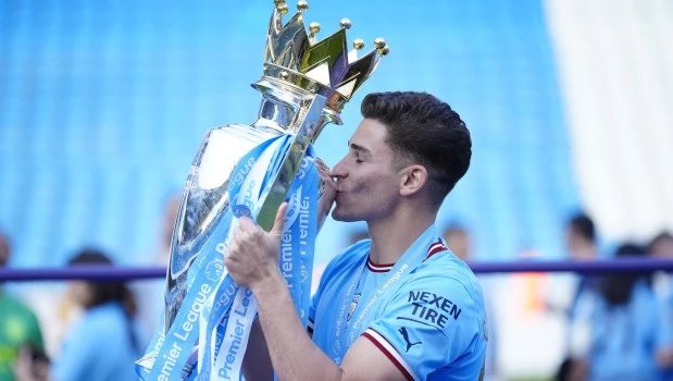 Julián Alvarez festejó con su familia y fue ovacionado por los hinchas del City