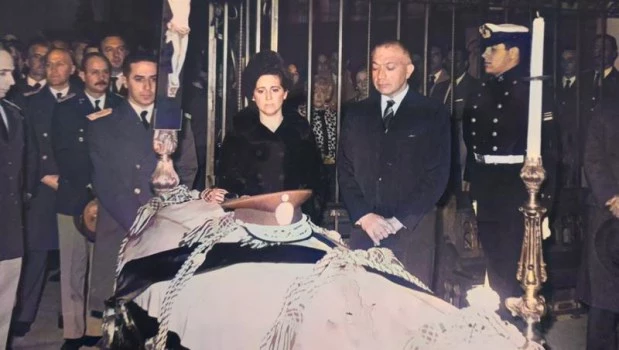 17-7-1970. El comandante en jefe de la Fuerza Aérea, brigadier general Carlos Alberto Rey; la señora Betty Nelly Andrés de Levingston, y el presidente de la Nación, general de brigada (RE) Roberto Marcelo Levingston, junto al féretro del teniente general Pedro E. Aramburu.