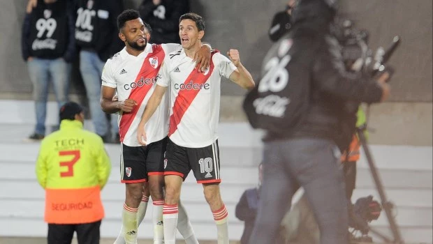 River se impuso a Platense y sigue firme en la punta