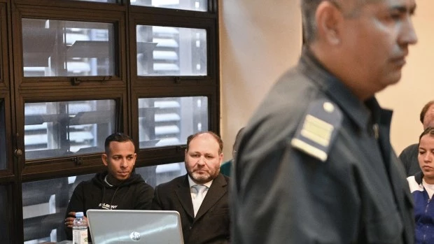 Sebastián Villa junto con su abogado Martín Apolo. ARCHIVO