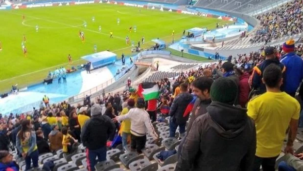 Bandera de Palestina en el partido Colombia-Israel.