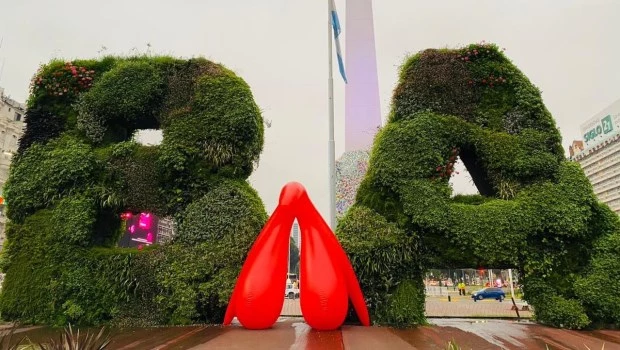 Instalan un clítoris gigante en el Obelisco