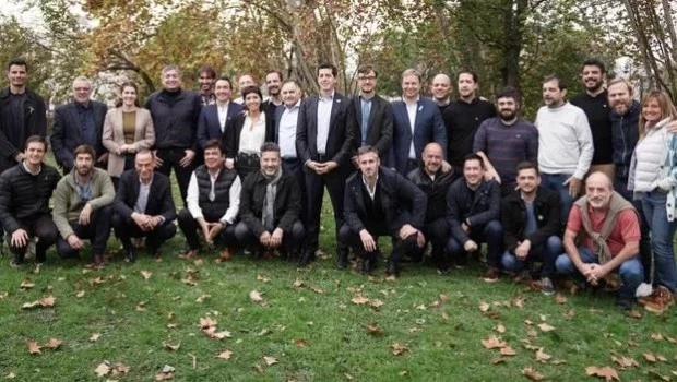 De Pedro y Máximo Kirchner se reunieron con intendentes en Quilmes por acto del 25 de mayo