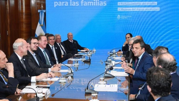 Massa anunció el aumento de los límites de la tarjetas de crédito para impulsar el consumo