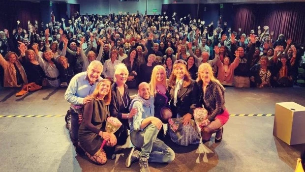 Con la obra '(Des)Hechas de amor' reabrió la histórica sala.