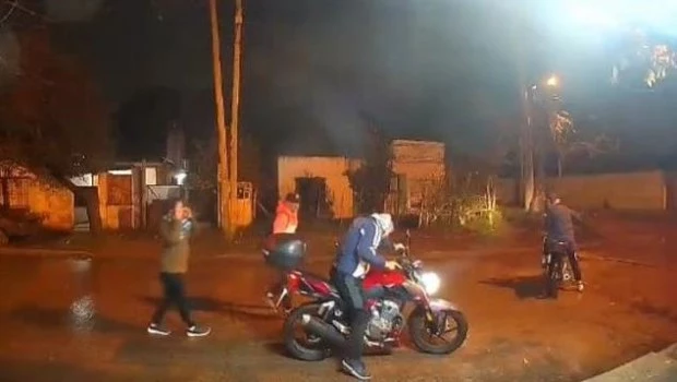 Indagan al policía que mató a un delincuente que quiso robarle su moto en Moreno.
