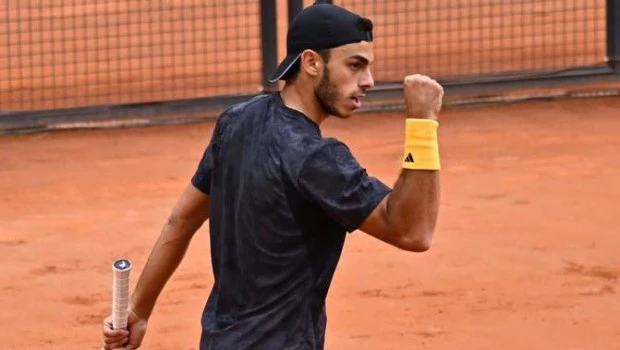 Francisco Cerúndolo 🇦🇷(28°) avanzó a los cuartos de final del ATP 250 de Lyon luego del retiro de Juan Pablo Varillas 🇵🇪(97°) cuando iba 6-2