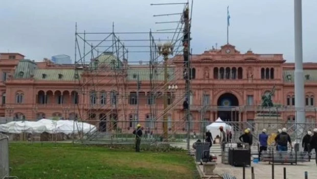 Comenzaron los preparativos en la Plaza de Mayo para el acto del 25