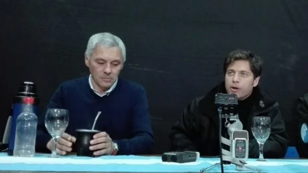 Kicillof durante una visita a Berisso junto al intendente Fabián Cagliardi. ARCHIVO