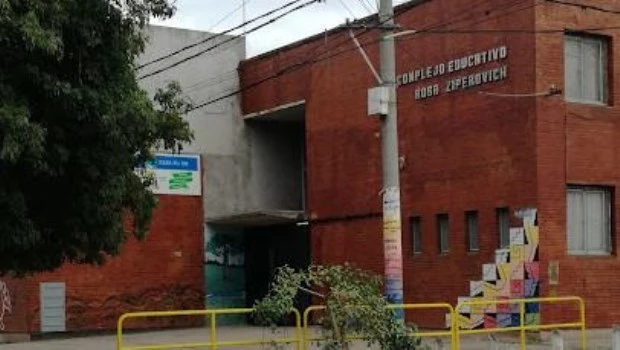 Balean por segunda vez un complejo educativo bilingüe en Rosario y dejan una nota amenazante
