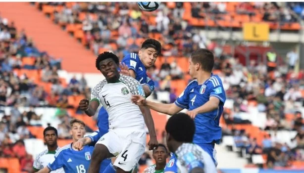 Nigeria derrotó 2-0 a Italia de manera contundente y es el impensado líder del Grupo D