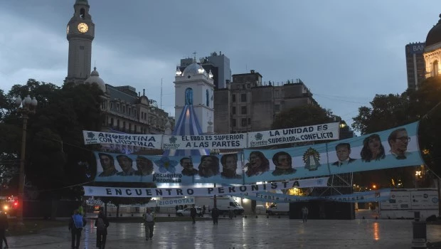 Militantes del Frente de Todos se congregan en la Plaza de Mayo