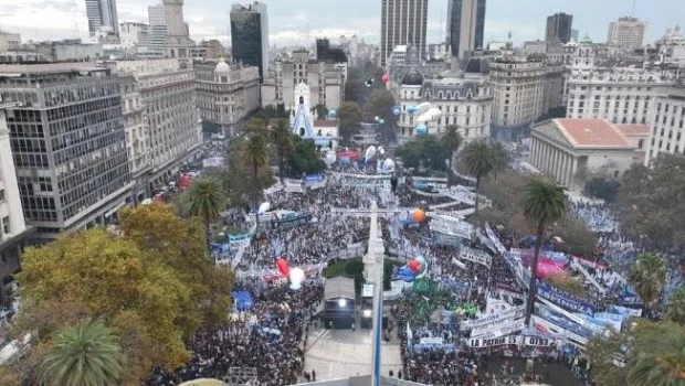 Militantes del Frente de Todos van colmando la Plaza de Mayo mientras esperan a Cristina