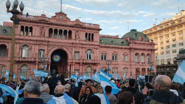 Los políticos, con más razón los de base liberal, no deberían enseñar a descreer de la política.