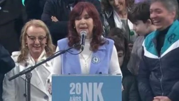 Cuando Néstor Kirchner asumió "el Estado era chiquito y la deuda grande", recordó CFK en la Plaza de Mayo
