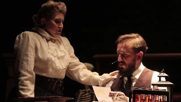 Joaquín Stringa y Lucía Andrada en una escena del musical que se presenta en el teatro Border. (Foto: Russarabian)