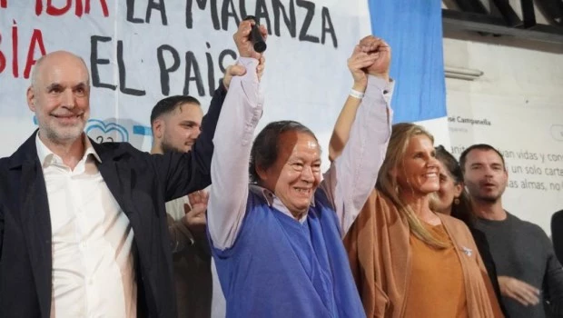 Rodríguez Larreta, Toti Flores y Hotton en el escenario de la escuela Presidente Roca.