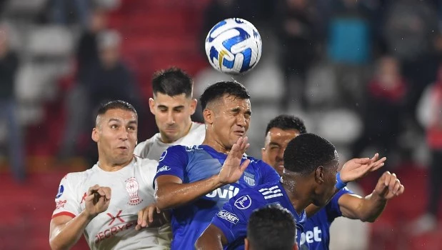 Huracán rescató un empate ante Emelec en Parque Patricios