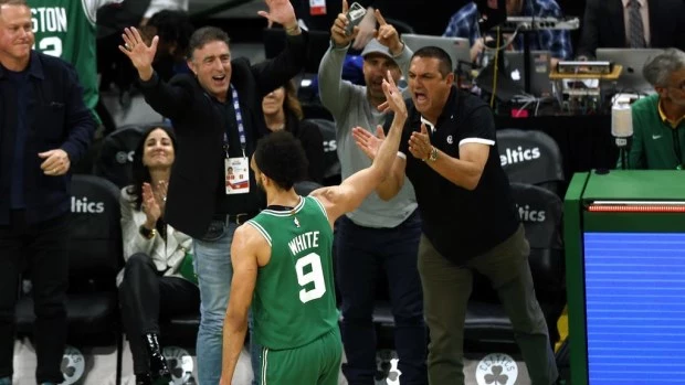 Boston consigue otra victoria por amplio margen y alimenta la esperanza de una histórica remontada