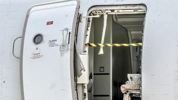 Un pasajero abrió la puerta de un avión en pleno vuelo y varias personas fueron hospitalizadas