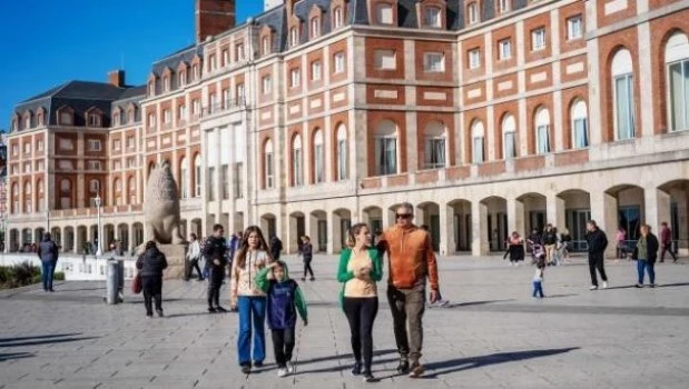 Más de cien mil turistas visitan Mar del Plata este fin de semana extralargo