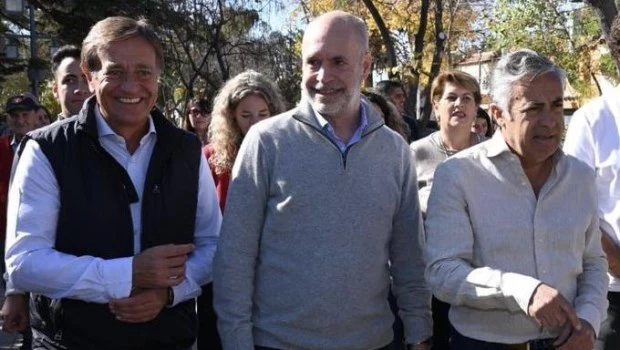 Rodríguez Larreta, flanqueado por Rodolfo Suárez y Alfredo Cornejo.