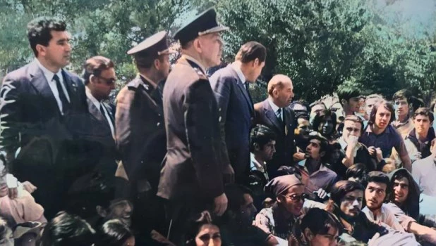 5-12-1970. El presidente Levingston, en Neuquén, habla a los estudiantes que realizan una huelga de hambre en las escalinatas de la catedral.